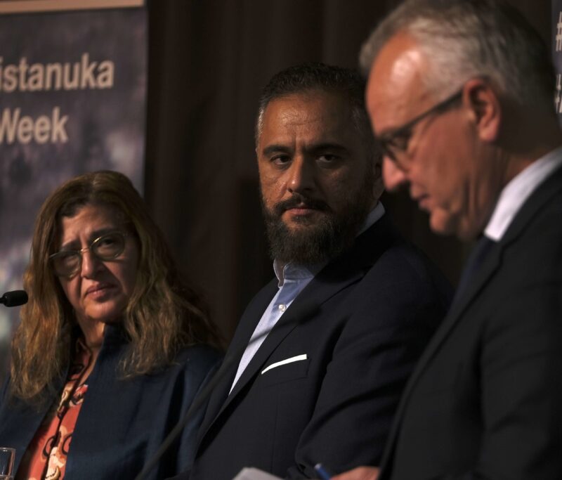 Panelister på scenen underhovedarrangementet.