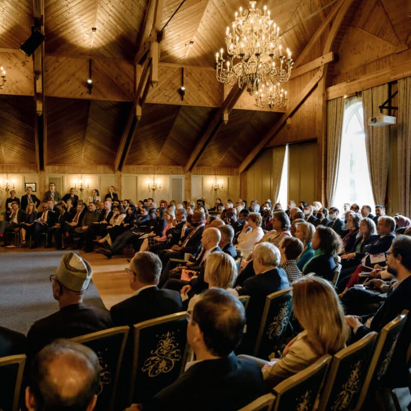 Statsminister Jonas Gahr Støre intervjues av BBC i 2022 på Oslo Forum, et viktig arrangement for freds- og forsoningsaktører. Her ble en hel sesjon viet til situasjonen i Afghanistan. Foto: Ilja C. Hendel/Oslo Forum