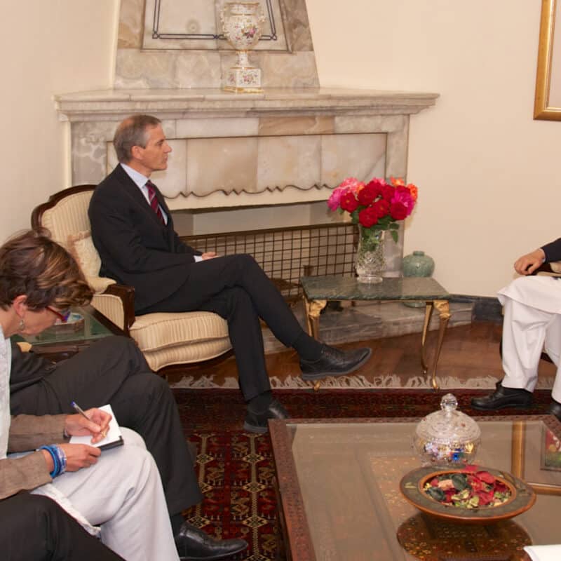 Presidentpalasset i Kabul, 27. juni 2012. Utenriksminister Jonas Gahr Støre møter Afghanistans president Hamid Karzai. Til høyre for Støre sitter politisk direktør i UD, Kåre Aas, og ministerråd ved Norges ambassade i Kabul, Grete Løchen. Foto: UD