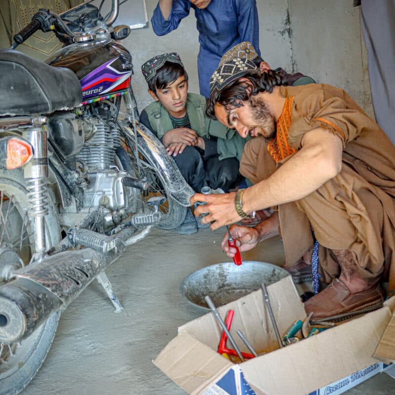 Stadig flere unge afghanere trenger jobb hvert eneste år. Bildet er fra en av Afghanistankomiteens Joblabs, som tilbyr korte, yrkesrettede kurs til ungdom. 